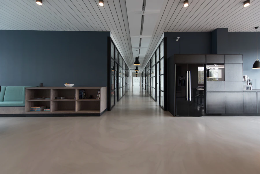 Sala de trabalho com mesas amplas, luz difusa e ambiente de estúdio