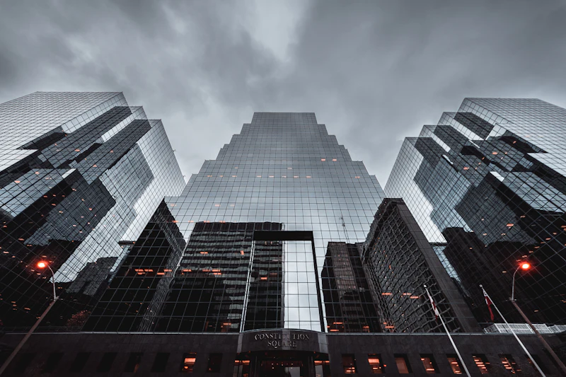 Superfície de vidro com reflexos geométricos de um edifício moderno